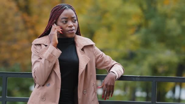 Молода Впевнена Жінка Стоїть Відкритому Повітрі Розмовляє Телефону Відповідаючи Ділові — стокове відео