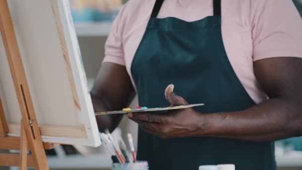 Close Male Hands Unrecognizable African Man Artist Painter Holding Palette — Video