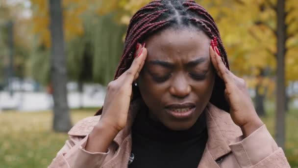 Крупным Планом Нездоровой Расстроенной Женщины Держащей Голову Страдает Головной Боли — стоковое видео