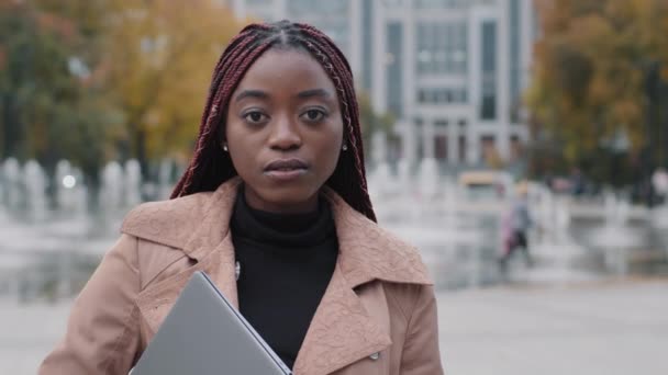 Крупный План Задумчивый Серьезный Африканская Женщина Стоящая Осенний Город Молодая — стоковое видео