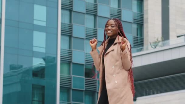 Happy Young African Woman Having Fun Funny Dancing Office Building — Vídeo de Stock