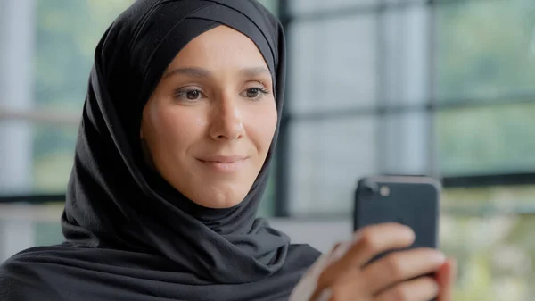 Close Positive Arab Woman Hijab Holding Phone Making Order Online — Foto Stock