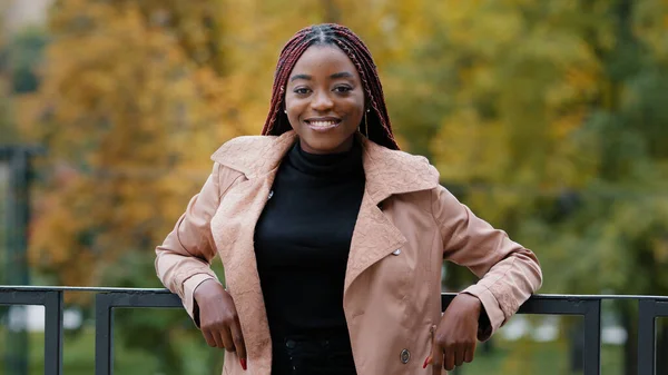 Happy Joyful Young African American Woman Standing Autumn Park Attractive — ストック写真