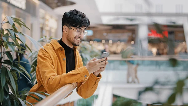 Jeune Hispanique Gars Tient Dans Centre Commercial Tenant Téléphone Souriant — Photo