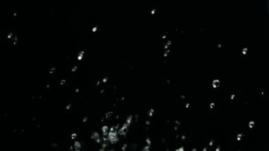 Siyah arka plan, yavaş hareket karşı şeffaf su sıçrama