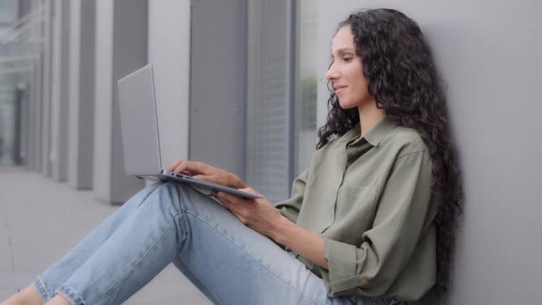 Smiling Happy Lady Long Hair Sitting Floor Typing Browsing Laptop — Stockvideo