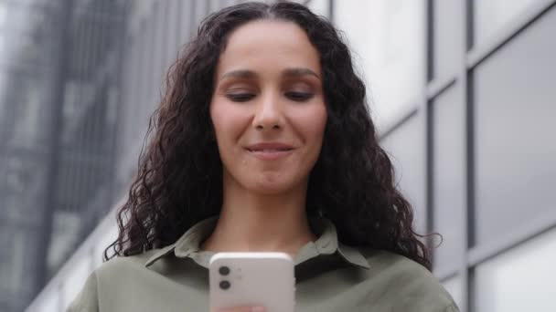 Latin Caucasian Hispanic Girl Woman 30S Businesswoman Holding Cell Phone — Stockvideo