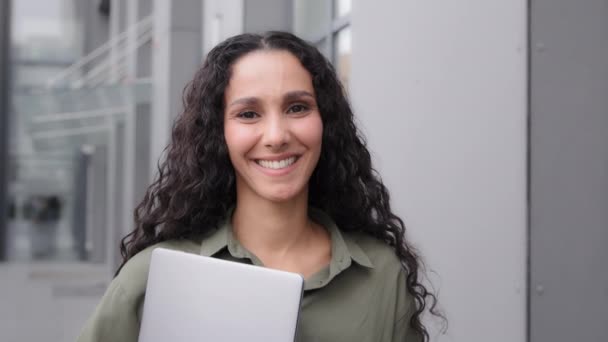 Happy Adult 30S Caucasian Hispanic Woman Professional Business Project Manager — Vídeo de Stock