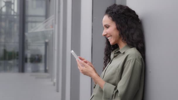 Latin Caucasian Hispanic Girl Woman 30S Businesswoman Holding Cell Phone — Vídeo de stock