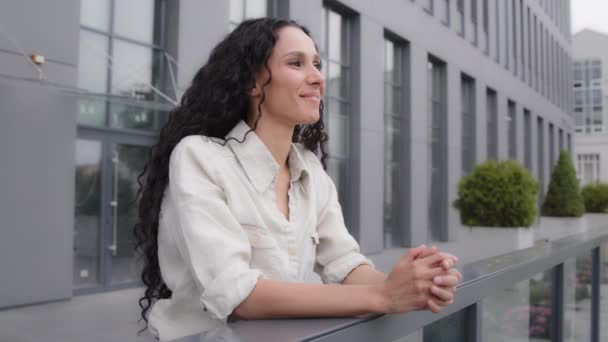 Caucasian Hispanic 30S Woman Curly Long Hair Female Businesswoman Stands — Vídeo de Stock