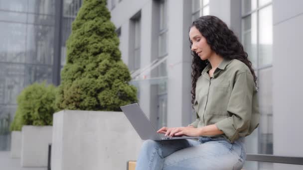 Woman User Journalist Writer Worker Freelancer Sitting Bunch City Building — Stockvideo