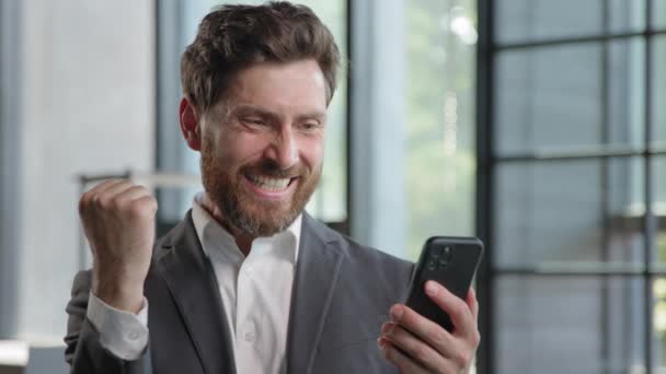 Портрет Счастливый 40Sw Бородатый Бизнесмен Офисе Наслаждаясь Успехом Выиграв Мобильный — стоковое видео