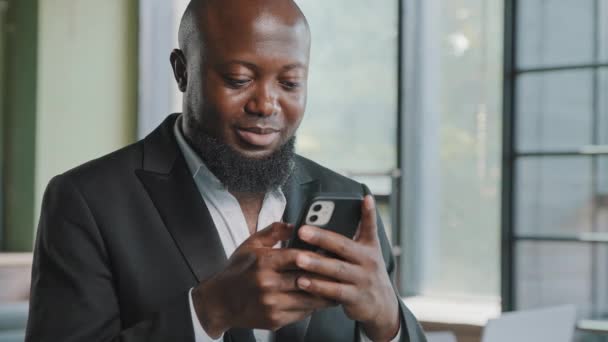 African American Adult Businessman Bearded Male Employee Chatting Cell App — Video