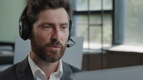 Serious Caucasian Bearded Businessman Headset Headphones Conference Calling Webcam Focused — Αρχείο Βίντεο