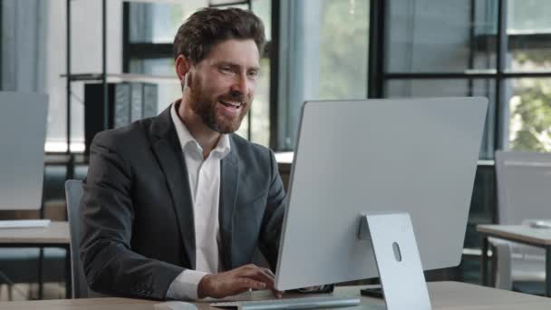 Caucasian Bearded Businessman Wireless Headphones Typing Computer Working Online Office — Vídeos de Stock