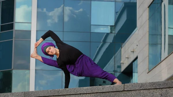 Silná Žena Hidžábu Flexibilní Dívka Dělá Jóga Cvičení Ulici Město — Stock fotografie