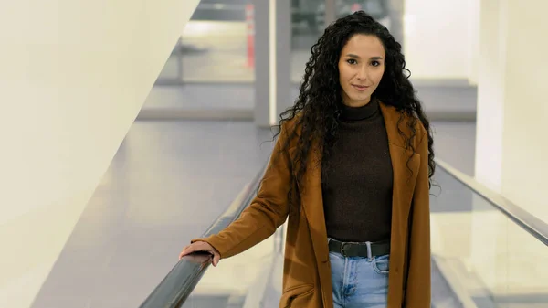 Joven Hermosa Morena Montando Escaleras Mecánicas Interior Sonriendo Mirando Cámara — Foto de Stock