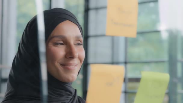 Молода Жінка Менеджер Офісу Подивиться Планування Скляної Дошки Впевнено Задоволена — стокове відео