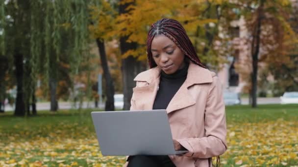 Young Stylish African Woman Sitting Autumn Park Typing Laptop Pretty — Vídeo de stock