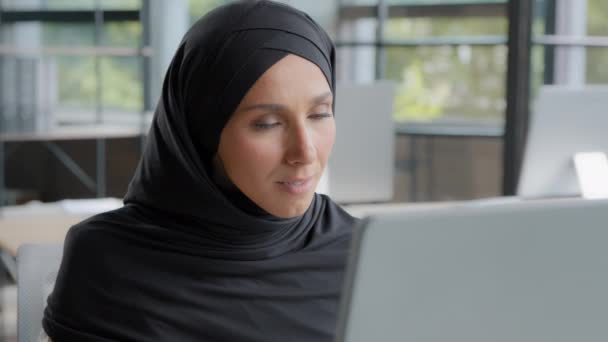 Young Excited Arab Woman Checking Email Laptop Concentration Reading Gets — Vídeo de stock