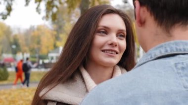 Kapalı kadın yüzü, beyaz kız, beyaz kadın sevgili erkek arkadaşınla konuş, sonbahar parkında flört et, mutlu aile âşıkları, açık havada, romantik duyguların tadını çıkar.