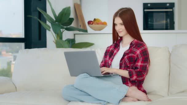 Young Redhead Teenager Preteen Ginger Schoolgirl Freelancer Works Laptop Chatting — Vídeo de Stock