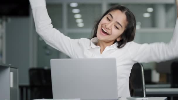 Щаслива Смішна Молода Жінка Читає Хороші Новини Ноутбуці Святкування Перемоги — стокове відео