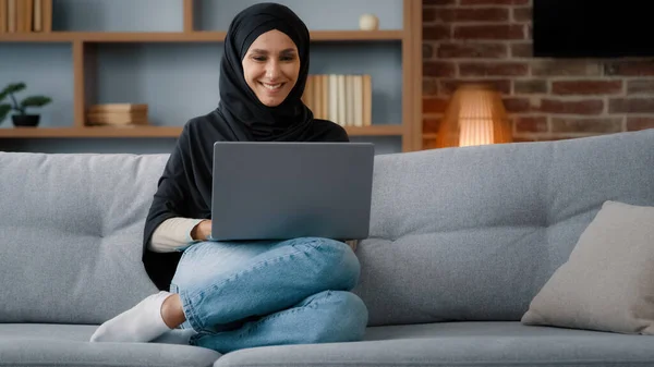 Muslim Islamic Woman Hijab Sitting Home Living Room Relaxing Sofa — Foto Stock
