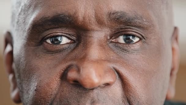 Extreme Close Male Wrinkled Face Dark Skin Eyes Looking Camera — 图库视频影像