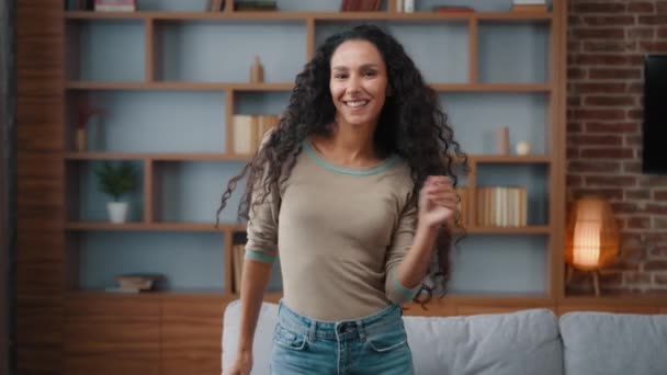 Kecses Kaukázusi Lány Táncos Otthon Nappaliban Tánc Zene Spanyol Göndör — Stock videók