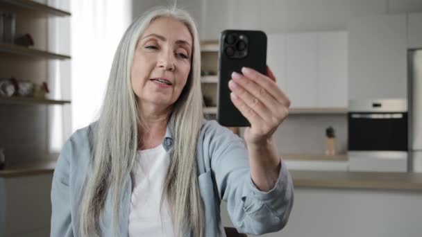 Elderly Caucasian Mature Woman Female Blogger Look Mobile Camera Chatting — Αρχείο Βίντεο
