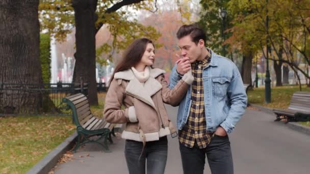 Deux Heureux Partenaires Caucasiens Conjoints Couple Vont Dans Rue Dans — Video