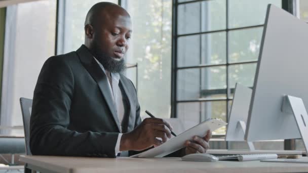 Senior Businessman African American Right Handed Employee Designer Sit Office — Vídeo de Stock