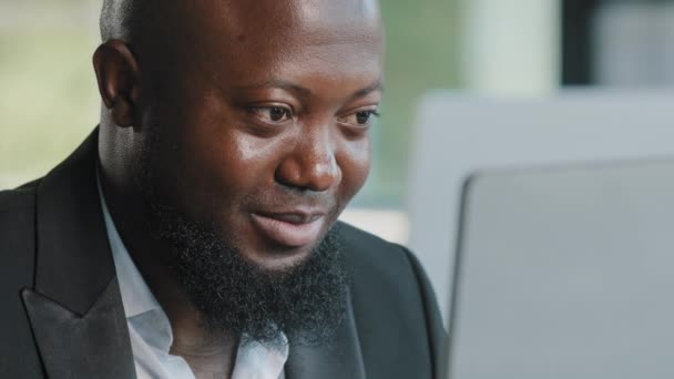 Close Male Worker African American Man Bearded Businessman Guy Employee — Stockvideo