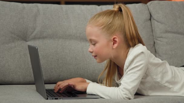Carefree Little Kid Pretty Blonde Girl Child Daughter Using Laptop — 图库视频影像