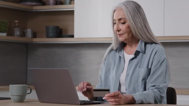 Elderly Lady Buyer Grandmother Shopper Mature Woman Sit Kitchen Pay — Αρχείο Βίντεο