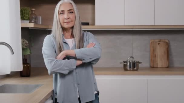 Confident Attractive Caucasian Woman Mature Beautiful Grey Haired Lady Housewife — Stok video