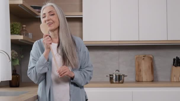 Energetic Elderly Singer Grey Haired Old Carefree Woman Lady Singing — Stock videók