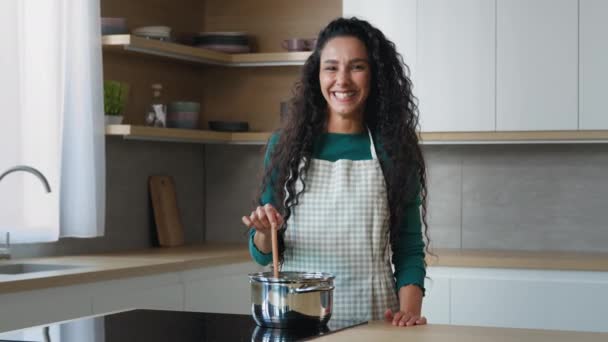 Carefree Happy Young Woman 30S Housewife Curly Hair Wears Apron — Wideo stockowe