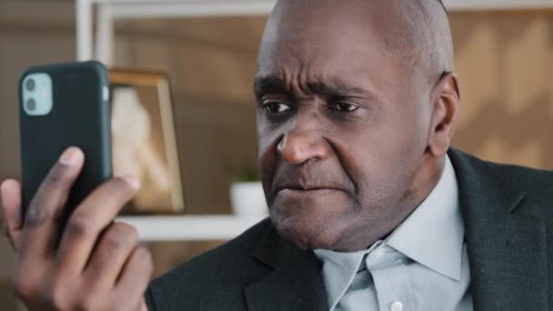Angry Mature Elderly African Business Man Having Emotionally Unpleasant Conversation — Vídeo de Stock