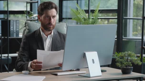 Serious Adult 40S Bearded Pensive Thoughtful Businessman Working Computer Office — ストック動画