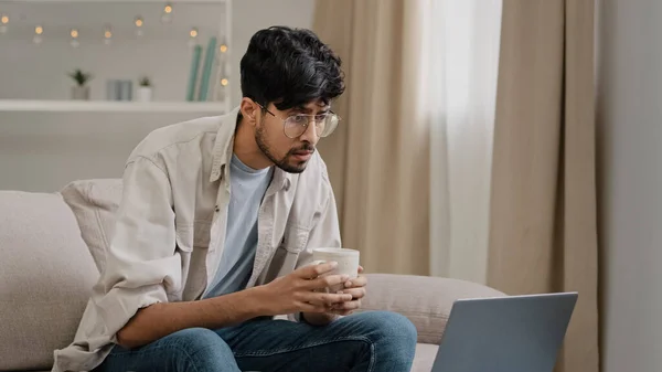 Joven Freelancer Hombre Negocios Hombre Barbudo Gafas Bebidas Café Delicioso —  Fotos de Stock