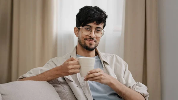 아랍의 남자가 안경을 맛있는 핫초코 코코아 카푸치노 음료를 마시고 있습니다 — 스톡 사진