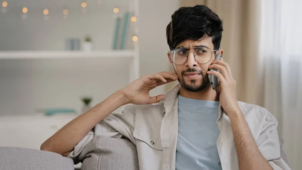Vousatý Muž Brýlemi Sedí Pohovce Doma Mluvit Mobilním Telefonu Chatování — Stock fotografie