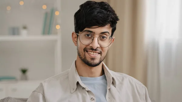 Hombre Retrato Primer Plano Barbudo Cara Millennial Árabe Indio Hombre —  Fotos de Stock