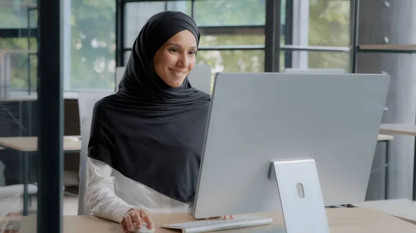 Glad Framgångsrik Arabiska Affärskvinna Hijab Skriva Tangentbordet Arbetar Datorn Njuter — Stockfoto