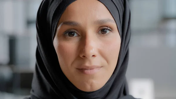 Female Portrait Close Arabic Female Face Attractive Serious Muslim Woman — Stockfoto