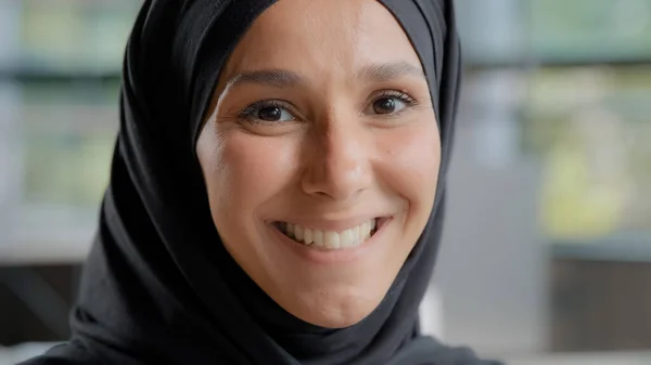 Headshot Young Attractive Arab Woman Hijab Looking Camera Beautiful Muslim — Foto Stock