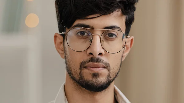 Közelkép Férfi Elégedetlen Arc Portré Arab Fiatal Borotvált Férfi Szakállas — Stock Fotó
