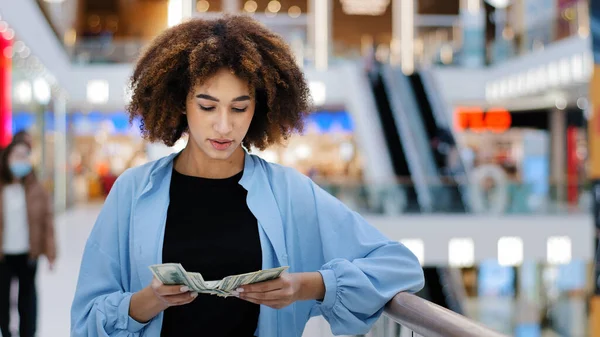 Millennial Afroamericana Chica Comprador Consumidor Mujer Pie Centro Comercial Contando — Foto de Stock